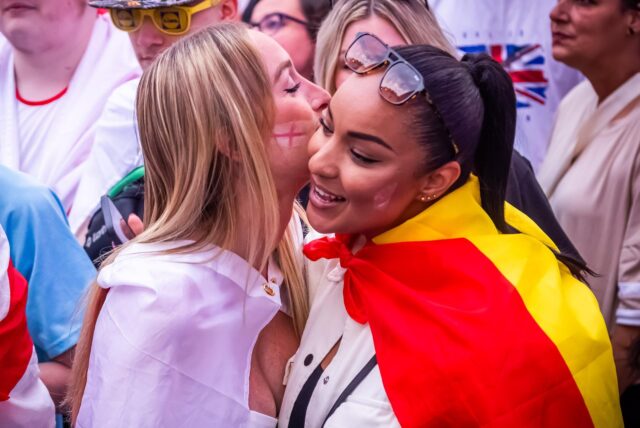 Ein englischer und ein spanischer Fan umarmen sich.