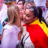 Ein englischer und ein spanischer Fan umarmen sich.