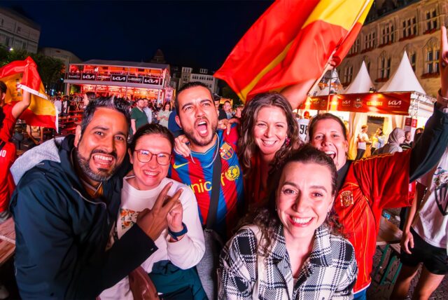 Feiernde Fans in der Kia-Arena Recklinghausen. Ein Mann im Barca-Trikot schwenkt eine spanische Fahne.