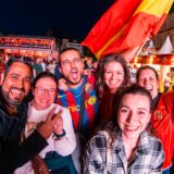 Feiernde Fans in der Kia-Arena Recklinghausen. Ein Mann im Barca-Trikot schwenkt eine spanische Fahne.