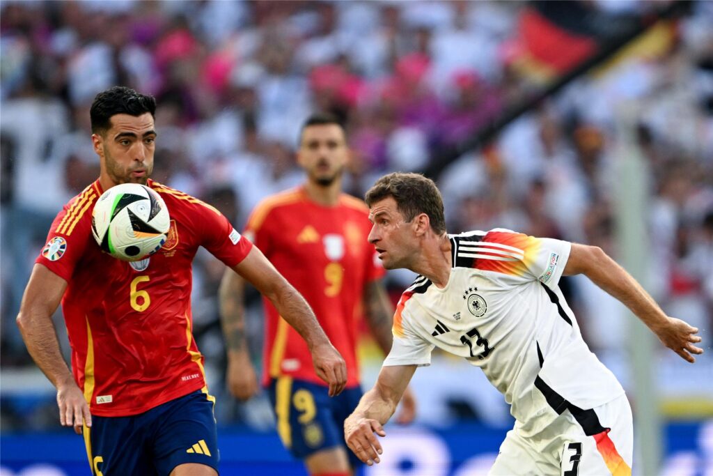 EM, Spanien - Deutschland, Thomas Müller (r) und Spaniens Mikel Merino am Ball EM, Spanien - Deutschland, Thomas Müller (r) und Spaniens Mikel Merino am Ball