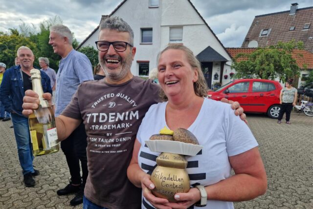 Martina und Paulos Alepidis mit dem Pokal.