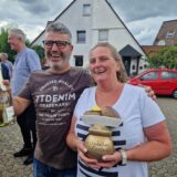 Martina und Paulos Alepidis mit dem Pokal.