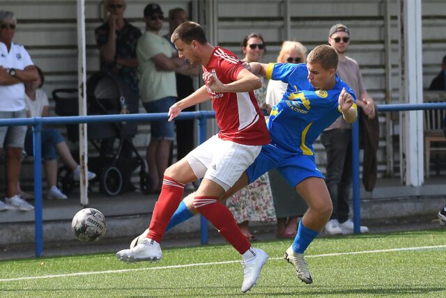Die Spvg Schwerin (blaue Trikots) spielte am Sonntag einen Test am Grafweg gegen den VfB Hüls.