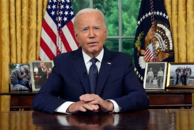 US-Präsident Joe Biden spricht im Oval Office des Weißen Hauses.