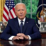 US-Präsident Joe Biden spricht im Oval Office des Weißen Hauses.