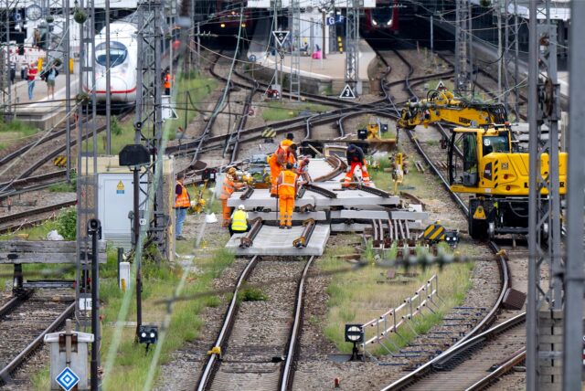 Arbeiter führen an der Zufahrt zum Hauptbahnhof arbeiten an den Gleisen aus.