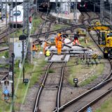 Arbeiter führen an der Zufahrt zum Hauptbahnhof arbeiten an den Gleisen aus.