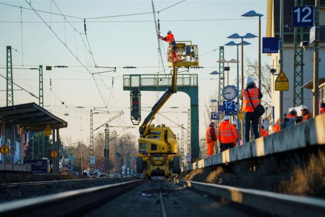 Ab diesem Montag (15. Juli) wird die Bahnstrecke zwischen Mannheim und Frankfurt für Bauarbeiten voll gesperrt. (Archivbild)