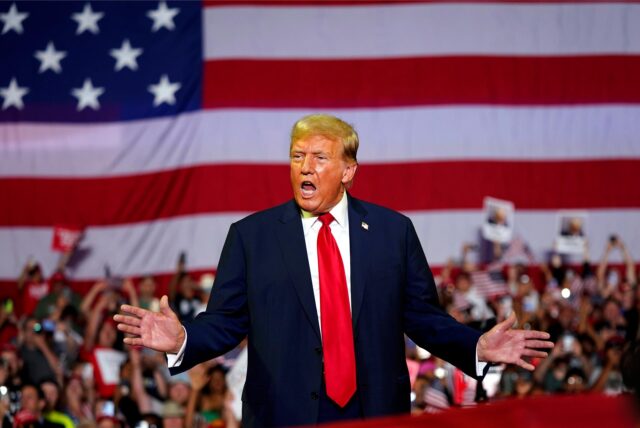 Der ehemalige US-Präsident Donald Trump spricht bei einer Wahlkampfveranstaltung an der Temple University.
