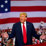 Der ehemalige US-Präsident Donald Trump spricht bei einer Wahlkampfveranstaltung an der Temple University.