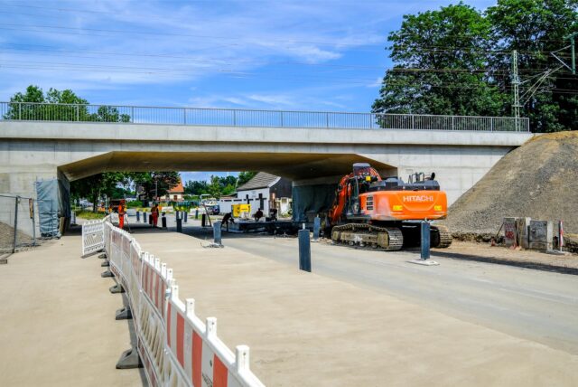 Die neue Brücke an der Herner Straße in Recklinghausen steht, und links können Radfahrer und Fußgänger durch.