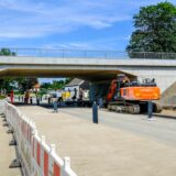 Die neue Brücke an der Herner Straße in Recklinghausen steht, und links können Radfahrer und Fußgänger durch.