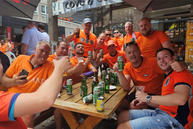 Vor allem die vielen niederländischen Fußballfans haben Eindruck in Dortmund gemacht – und die Umsätze der Gastronomen gesteigert.