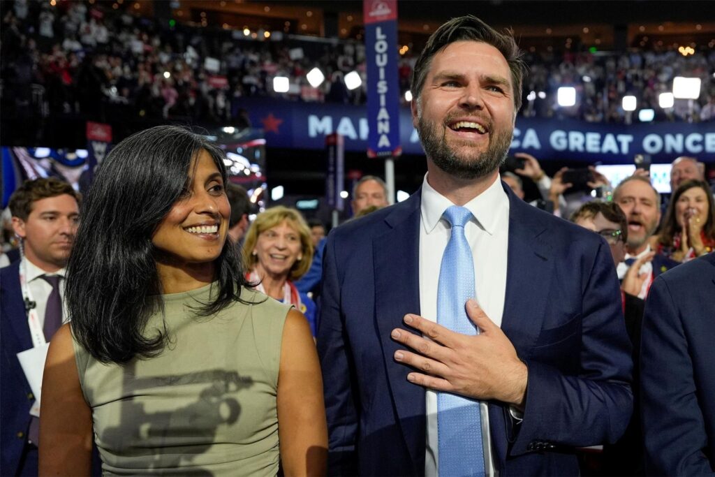 JD Vance, Vizekandidat der Republikaner für die US-Präsidentschaftswahl, und seine Frau Usha Chilukuri Vance kommen am ersten Tag der Republican National Convention an.