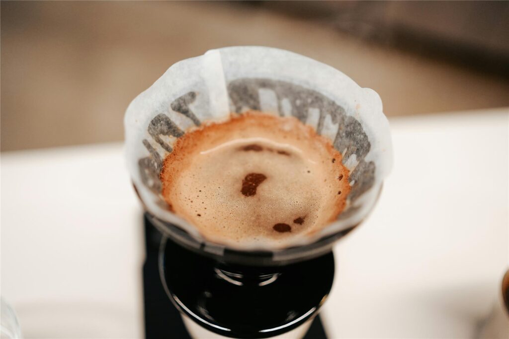 Kaffee, der mit Handfilter gebrüht wird. Kaffee, der mit Handfilter gebrüht wird.