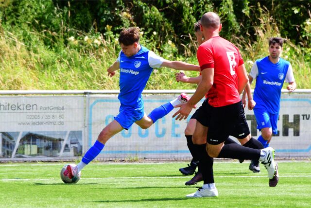 Der FC Frohlinde (blaues Trikot) tritt nun doch mit nur einer Mannschaft in der Kreisliga A an. Im Testspiel gegen den B-Kreisligisten SG Arminia/Victoria siegte der FCF deutlich mit 5:1.