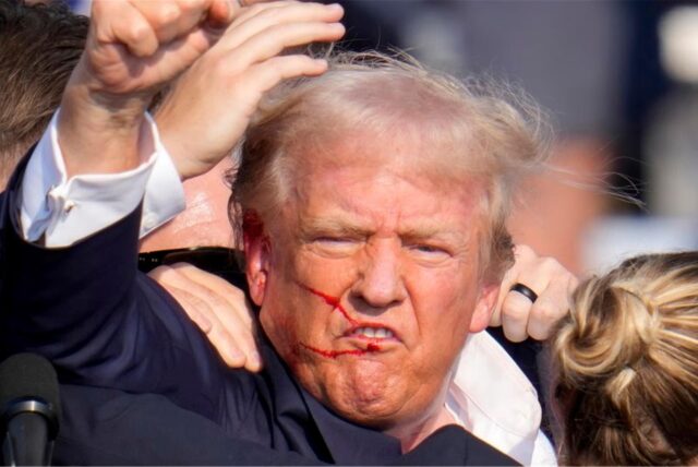 Donald Trump ballt die Hand zur Faust, kurz nachdem auf ihn geschossen wurde. T-Shirts mit Fotos von diesem Moment wurden schnell von chinesischen Online-Händlern angeboten.