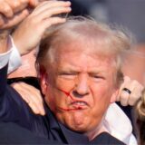 Donald Trump ballt die Hand zur Faust, kurz nachdem auf ihn geschossen wurde. T-Shirts mit Fotos von diesem Moment wurden schnell von chinesischen Online-Händlern angeboten.