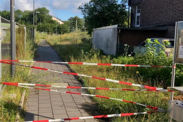 Am Zugang zum Bahnsteig 1 des S-Bahn-Haltepunktes Herten (Westfalen) an der Gartenstraße versperrt  Flatterband den Zutritt.