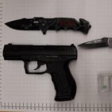 Waffen und Drogendöschen