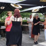 Tanzende Menschen auf der Terrasse des Restaurants al teatro in Marl.