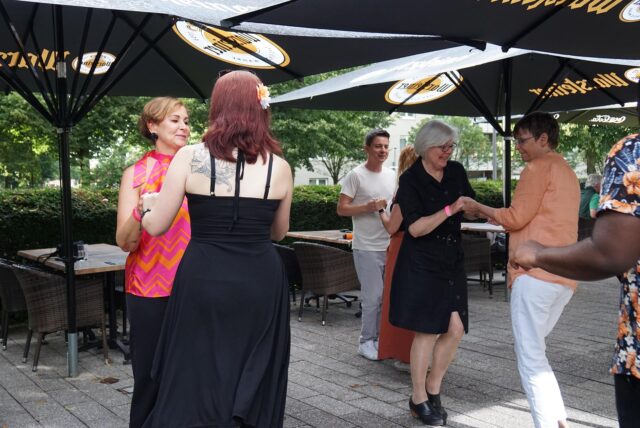 Tanzende Menschen auf der Terrasse des Restaurants al teatro in Marl.