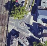 Ein Luftbild vom Kreisverkehr an der Ecke Dortmunder Straße / Ludwig-Erhard-Allee. Links ist die Eisenbahnbrücke zu sehen.