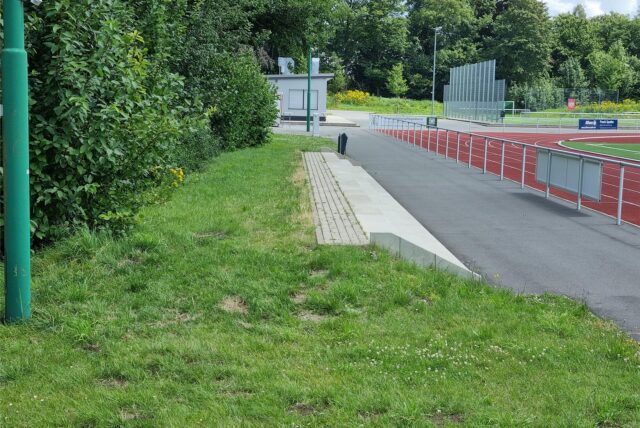 Eine Beton-Tribüne an einem Sportplatz in Datteln.