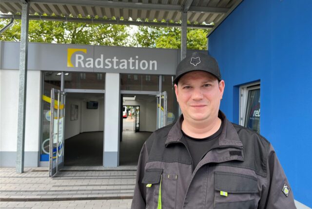 Kai Klimt, Leiter der Radstation, vor der Radstaion in Dorsten