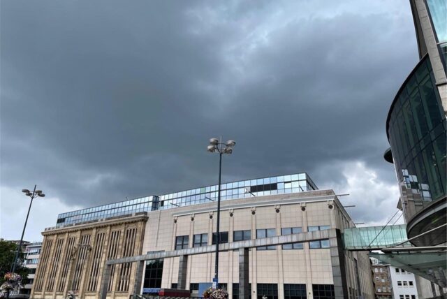 Bereits am Mittag waren über der Dortmunder City teils dunkle Wolken zu sehen.