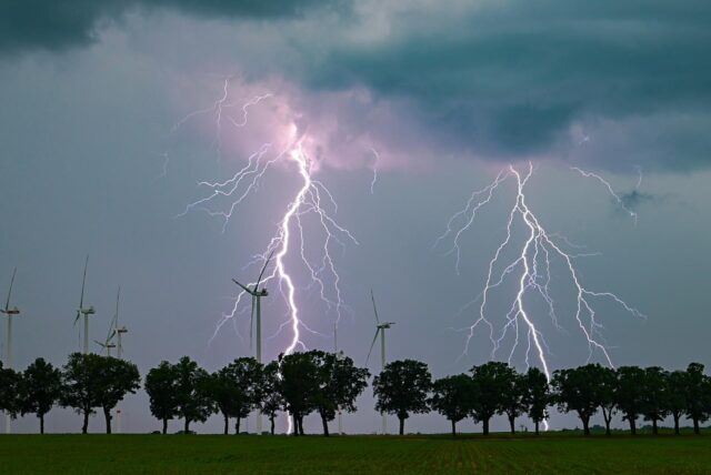 Eine Unwetterzelle mit einem Blitz baut sich auf.
