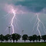 Eine Unwetterzelle mit einem Blitz baut sich auf.