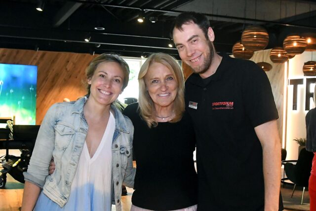 Die Inhaber Anne Karras, Doris und Johannes Langer bei der Eröffnung der neuen Trainingsfläche im Sportforum.