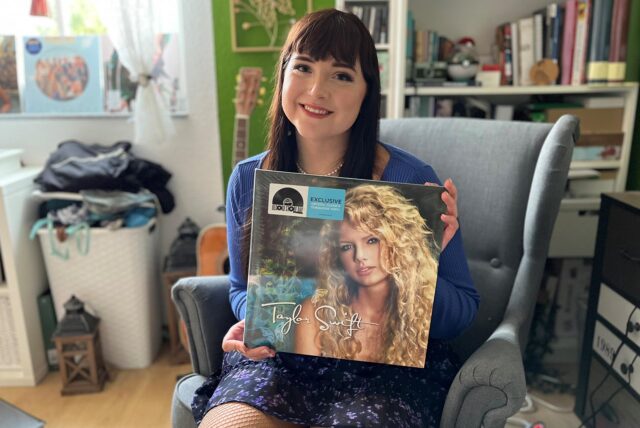 Nina Strieder hält das erste Album von US-Sängerin Taylor Swift in den Händen