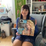 Nina Strieder hält das erste Album von US-Sängerin Taylor Swift in den Händen