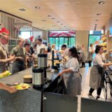 Zahlreiche Gäste stehen in der Bäckerei Geiping in Waltrop an.