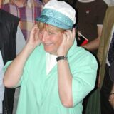 Angela Merkel mit einer mit ihrem Namen beschriftete Schirmmütze im LWL-Museum in Waltrop.