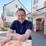 Thorsten Beckmann vor seinem Kiosk in Herten-Süd.