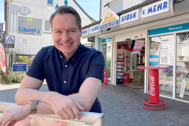 Thorsten Beckmann vor seinem Kiosk in Herten-Süd.