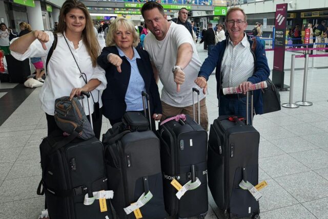 Kurt Hosbach (rechts) mit den drei Familienmitgliedern, die den Flug aus Dortmund nicht antreten konnten.