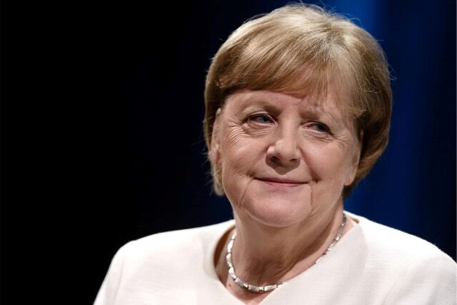 Die frühere Bundeskanzlerin Angela Merkel bei einer Veranstaltung im Rahmen der Leipziger Buchmesse auf einer Bühne im Schauspiel Leipzig.