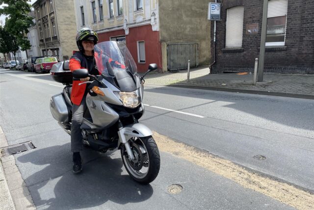 Ein Motorradfahrer auf der Lütgendortmunder Straße.