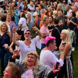 Menschen, die zusammen in Marl Schlager Pool Party feiern.