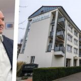 Die Montage zeigt Konstantinos Boulbos, neuer Besitzer der Residenz am Festspielhaus in Recklinghausen, die rechts zu sehen ist.