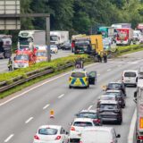 Stau auf der Autobahn: Autos werden von der Bahn zur Ausfahrt geleitet.