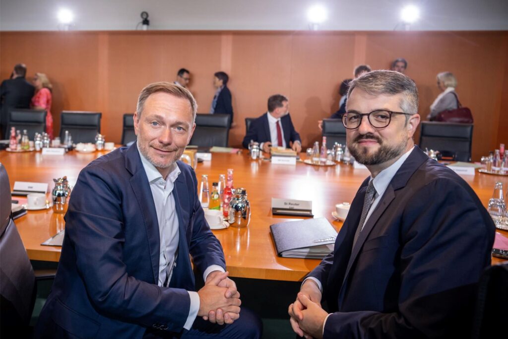 Finanzminister Lindner und sein Haushaltsstaatssekretär Wolf Reuter sind hauptverantwortlich für den Etatentwurf. Finanzminister Lindner und sein Haushaltsstaatssekretär Wolf Reuter sind hauptverantwortlich für den Etatentwurf.