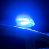 Ein Blaulicht leuchtet auf dem Dach eines Polizeiwagens.