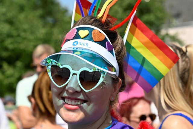 Bunt verkleidete Teilnehmer feiern den Start der diesjährigen CSD-Parade in der Stadt. ColognePride ist nach Berlin die zweitgrößte CSD-Parade in Deutschland.