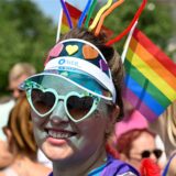 Bunt verkleidete Teilnehmer feiern den Start der diesjährigen CSD-Parade in der Stadt. ColognePride ist nach Berlin die zweitgrößte CSD-Parade in Deutschland.